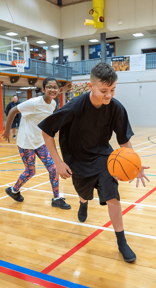 Sideimage Tenagerplayingbasketball