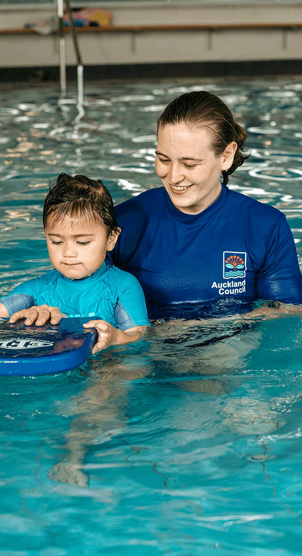 Side Image Younggirlgettingswimminglesson