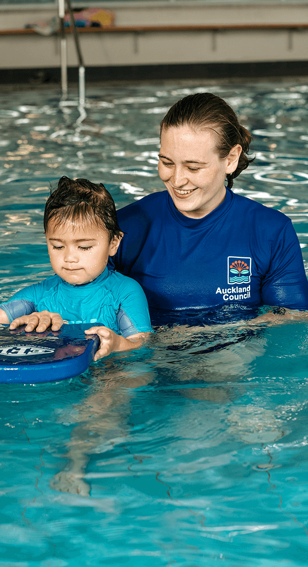 Side Image Younggirlgettingswimminglesson